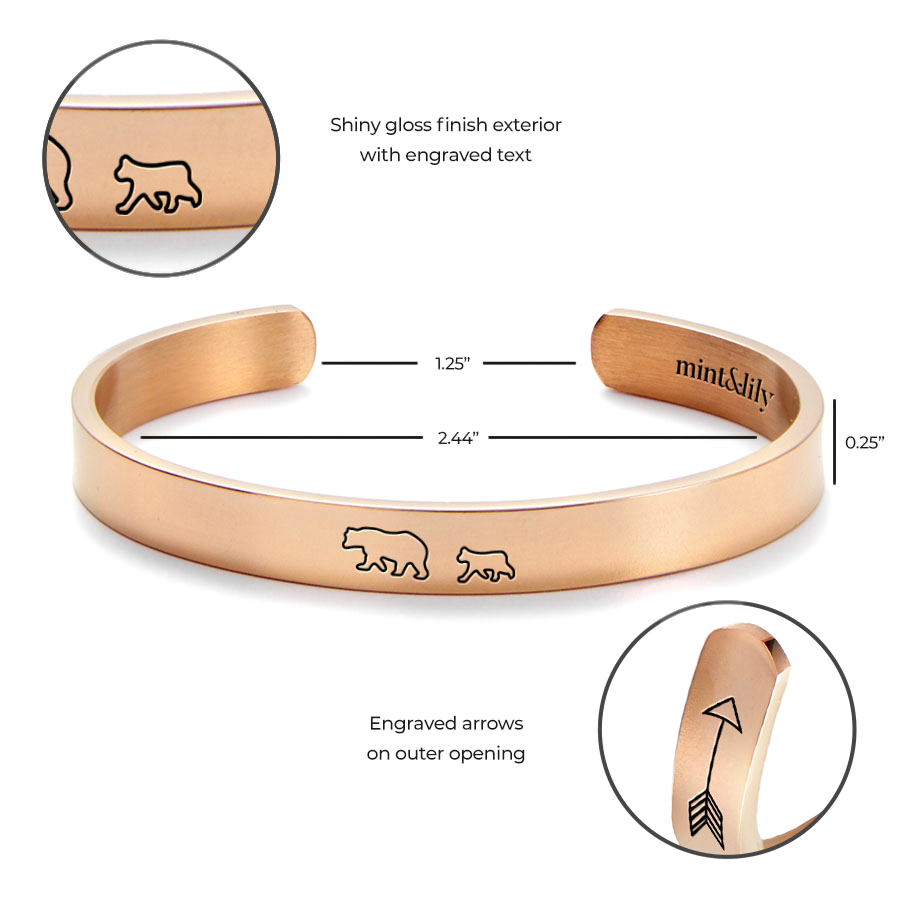 Personalisierbares Manschettenarmband mit Gravur von Mama Bear &amp; Her Baby Bears - 18 Karat Roségold vergoldet / Mama + 5 Jungen / Personalisiert