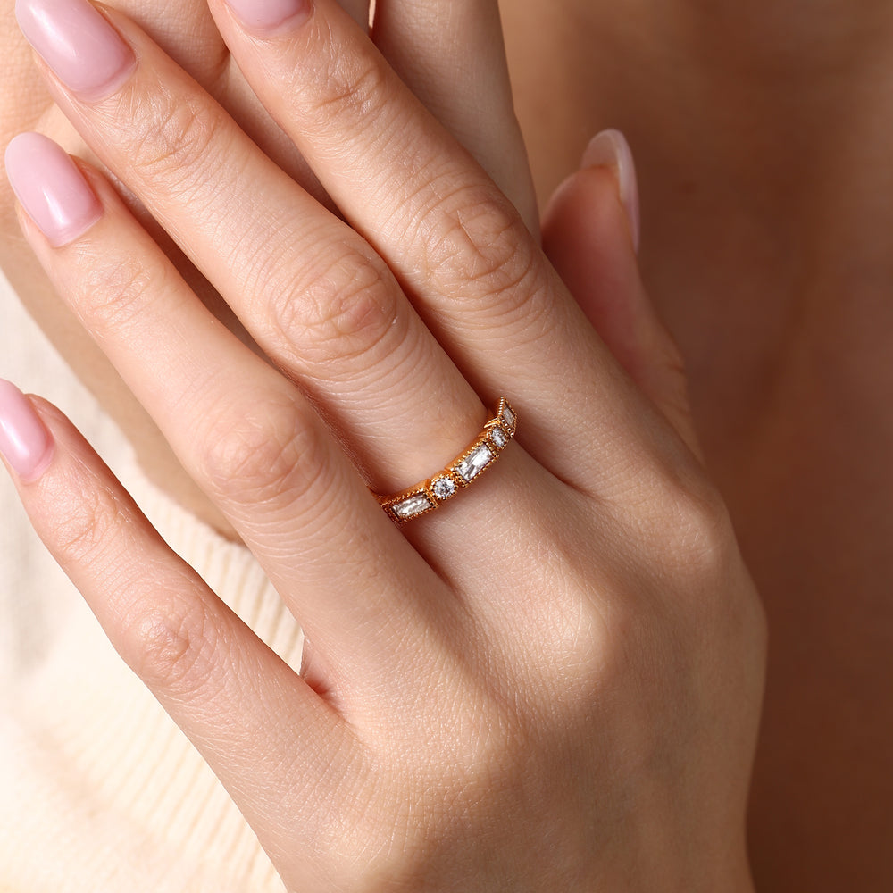 Round & Baguette Vintage Ring - Gold / 5