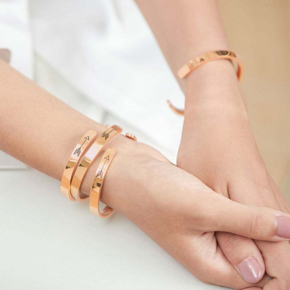Personalisierbares Manschettenarmband mit Gravur von Mama Bear &amp; Her Baby Bears - 18 Karat Roségold vergoldet / Mama + 5 Jungen / Personalisiert