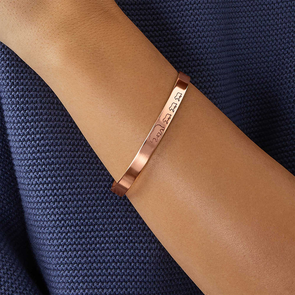 Personalisierbares Manschettenarmband mit Gravur von Mama Bear &amp; Her Baby Bears - 18 Karat Roségold vergoldet / Mama + 5 Jungen / Personalisiert