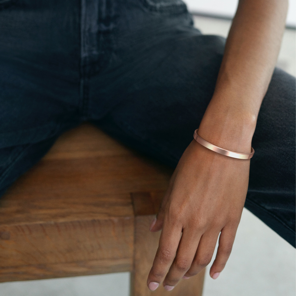 Personalisierbares Manschettenarmband mit Gravur von Mama Bear &amp; Her Baby Bears - 18 Karat Roségold vergoldet / Mama + 5 Jungen / Personalisiert